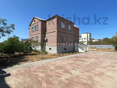 Отдельный дом · 8 комнат · 345 м² · 10 сот., Мухита Калимова 70 — Детская областная больница, набережная, супермаркеты, магазины, аптеки за 100 млн ₸ в Атырау, мкр Авангард-3