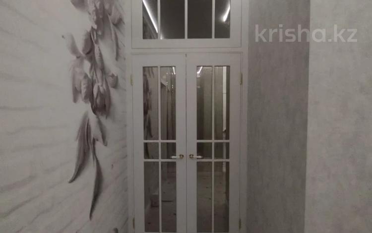 2-бөлмелі пәтер · 72.3 м² · 1/5 қабат, Молдагулова 23, бағасы: 33 млн ₸ в Уральске — фото 2