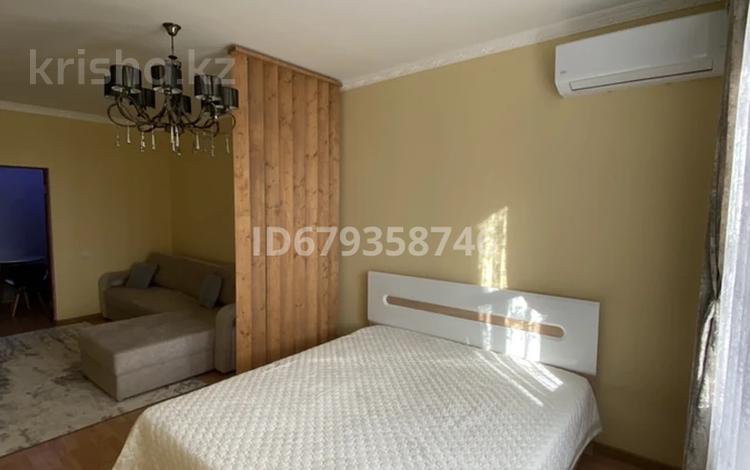 1-комнатная квартира · 65 м² · 10/10 этаж, мкр Болашак 129к,к1 — Аэропорт за 160 000 ₸ в Актобе — фото 2