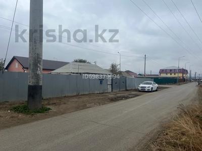 Продажа домов и дачи в Атырауской обл.: Отдельный дом · 4 комнаты · 160 м² · 9 сот., мкр Мясокомбинат, Уийлская 2 за 23 млн 〒 Отдельный дом · 4 комнаты · 160 м² · 9 сот., мкр Мясокомбинат, Уийлская 2 за 23 млн 〒 в Атырау
