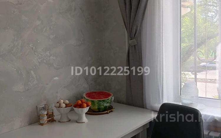 3-бөлмелі пәтер · 63 м² · 2/5 қабат, Мкр 2 3А — Салтанат, бағасы: 26 млн ₸ в Конаеве — фото 2