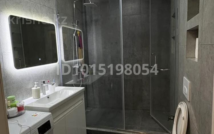 2-комнатная квартира · 70 м² · 3/11 этаж, мкр Аксай-1А, Райымбека 522/1 — Райымбек Момышұлы за 350 000 ₸ в Алматы, Ауэзовский р-н — фото 2