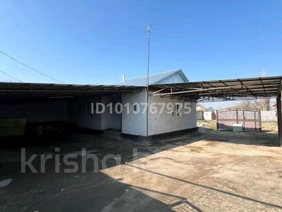 Отдельный дом · 4 комнаты · 70 м² · 8 сот., мкр Акбулым, Байзакский район село Кумжота улица Мухтар Ауэзова дом 24 24 за 16 млн 〒 в Таразе