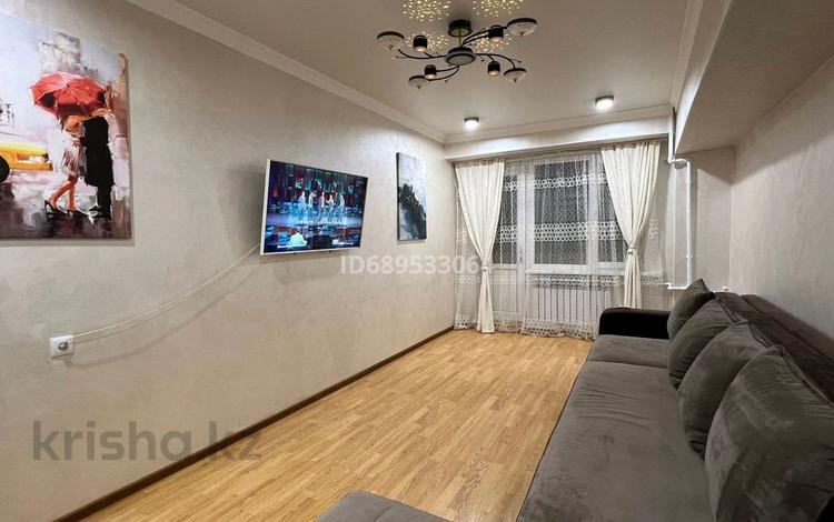 2-комнатная квартира, 50 м², 1/3 этаж посуточно, мкр Дорожник 42 за 16 000 〒 в Алматы, Жетысуский р-н — фото 2