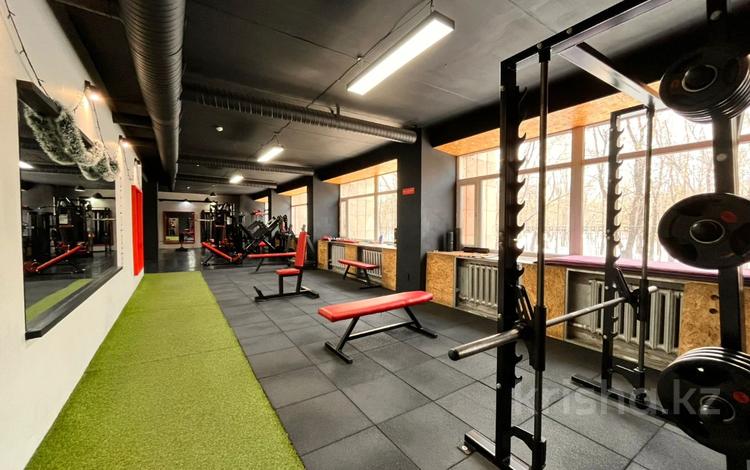 Свободное назначение, салоны красоты, фитнес и спорт, развлечения · 681.8 м² за 1.5 млн 〒 в Караганде, Казыбек би р-н — фото 15