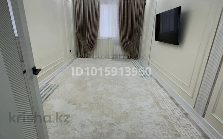 4-комнатная квартира · 90 м² · 1/5 этаж, 27-й мкр 80 за 250 000 ₸ в Актау — фото 2