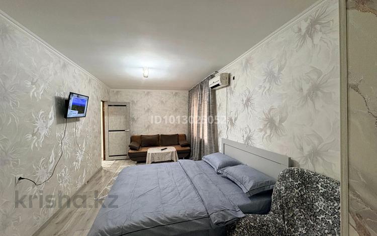 1-комнатная квартира · 45 м² · 1/5 этаж, 8-й микрорайон, Аскарова 43а за 10 000 ₸ в Шымкенте, Туран р-н — фото 2