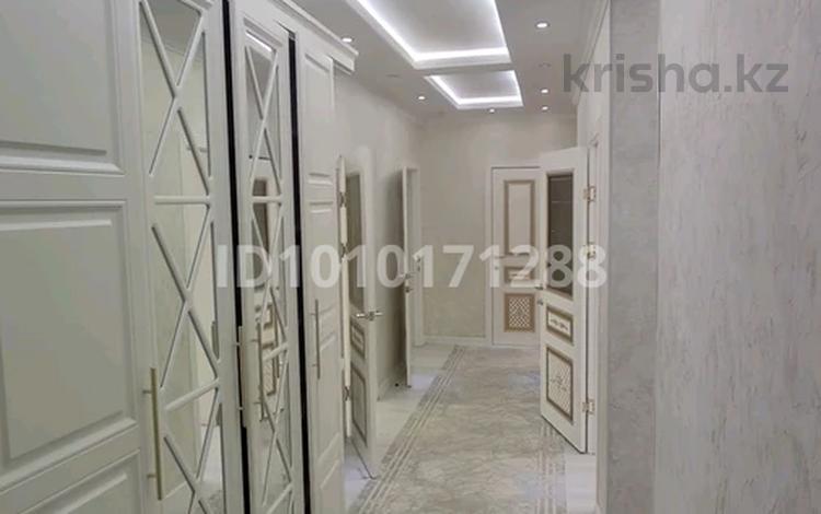 4-комнатная квартира · 108.4 м² · 2/9 этаж, мкр Нурсая, Таумуш Жумагалиев 15 за 48 млн ₸ в Атырау — фото 17