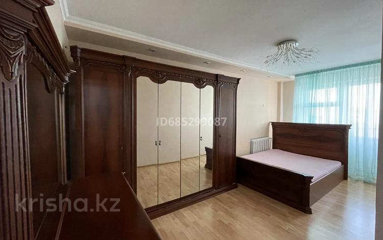 3-бөлмелі пәтер, 82 м², 5/9 қабат ай сайын, Сатпаева 48д, бағасы: 250 000 〒 в Атырау — фото 2