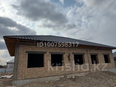 Отдельный дом · 5 комнат · 200 м² · 8 сот., Алмалыбак 38 — Возле роддома за 35 млн 〒 в Узынагаш