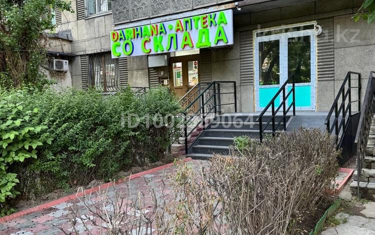 Офисы, магазины и бутики, склады, салоны красоты, медцентры и аптеки, образование, кабинеты и рабочие места, студии · 54 м² за 900 000 ₸ в Алматы, Алмалинский р-н — фото 3