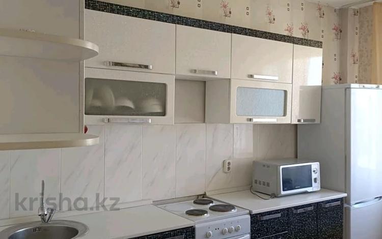 2-комнатная квартира · 60 м² · 6/10 этаж, мкр Юго-Восток, Шахтёров 70 за 17 000 ₸ в Караганде, Казыбек би р-н — фото 3