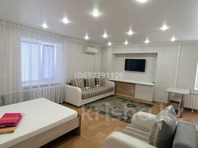 1-комнатная квартира, 35 м², 3/5 этаж посуточно, Торайгырова 65 — Сатпаева за 11 000 〒 в Павлодаре