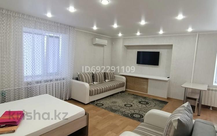 1-комнатная квартира, 35 м², 3/5 этаж посуточно, Торайгырова 65 — Сатпаева за 11 000 〒 в Павлодаре — фото 2