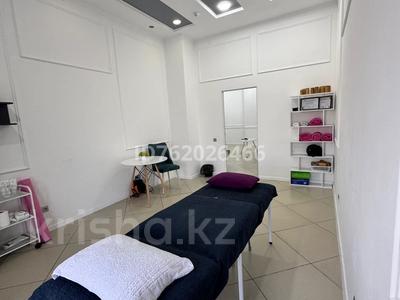Салоны красоты, медцентры и аптеки, образование, кабинеты и рабочие места, студии · 18 м² за 120 000 〒 в Актобе, мкр 11