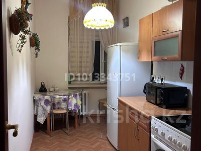 2-бөлмелі пәтер · 50 м² · 2/4 қабат, Караменди би 16 — Центр города,рядом есть Жібек жолы,строительный магазин, бағасы: 15 000 ₸ в Балхаше