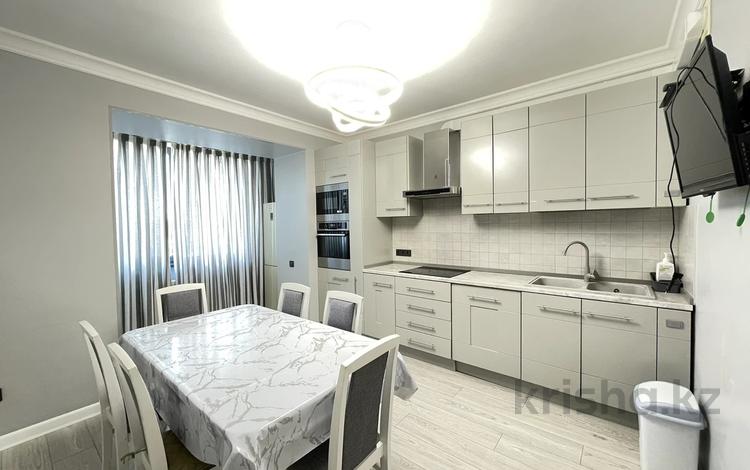 3-бөлмелі пәтер · 150 м² · 8/9 қабат, Самал-3 ш/а. 21, бағасы: 135 млн ₸ в Алматы, Медеуский р-н — фото 2