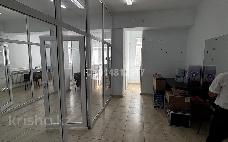 Офисы, салоны красоты, образование, кабинеты и рабочие места, студии · 65 м² за 180 000 ₸ в Шымкенте, Енбекшинский р-н — фото 2