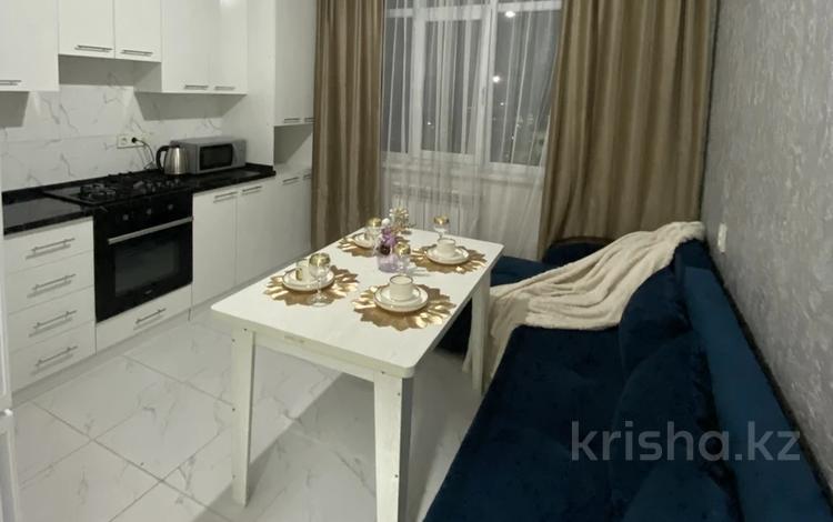 1-комнатная квартира · 40 м² · 1/8 этаж, мкр 6-й градокомплекс, Мкр 6-й градокомплекс 68/3 — Жапсарбаева за 18 000 ₸ в Алматы, Алатауский р-н — фото 2