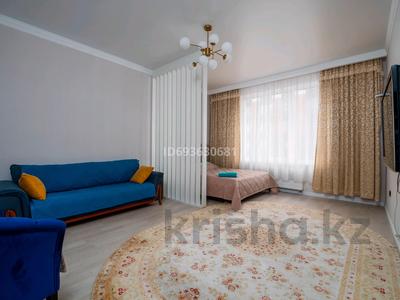 1-комнатная квартира, 53 м² по часам, Мамыр 1 — Момышулы за 2 500 〒 в Алматы, Ауэзовский р-н