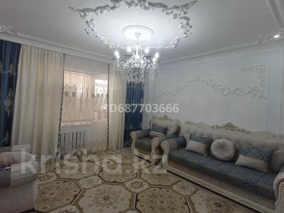 4-комнатная квартира, 90 м² помесячно, Асылбекова 86 за 180 000 〒 в Жезказгане