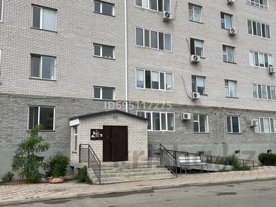 Продажа квартир в Атырауской обл.: 2-комнатная квартира · 61 м² · 1/5 этаж, мкр Береке 7 за 26 млн 〒 2-комнатная квартира · 61 м² · 1/5 этаж, мкр Береке 7 за 26 млн 〒 в Атырау