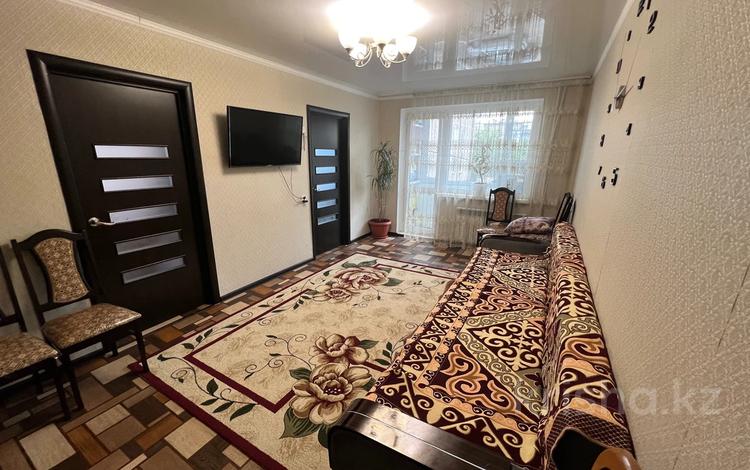 4-комнатная квартира, 61 м², 2/5 этаж, мкр Юго-Восток, муканова за 22.5 млн 〒 в Караганде, Казыбек би р-н — фото 2