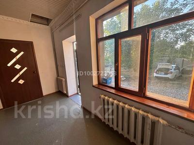 Отдельный дом · 4 комнаты · 200 м² · 8 сот., Жандосова 20 — Ориентир пересечение школы за 25 млн ₸ в 