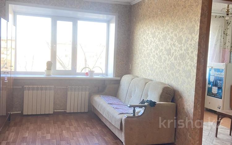 1-комнатная квартира, 30 м², 3/5 этаж, Пришахтинск, 21й микрорайон 4 за 8 млн 〒 в Караганде, Алихана Бокейханова р-н — фото 2