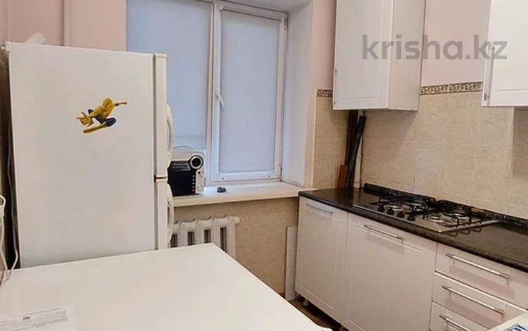 1-комнатная квартира, 30 м², 4/4 этаж помесячно, мкр Самал-2, Достык 99в — Аль-Фараби за 240 000 〒 в Алматы, Медеуский р-н — фото 2