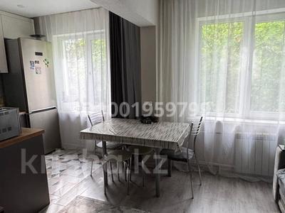 3-комнатная квартира · 60 м² · 2/5 этаж, Маяковского 10 за 26 млн 〒 в Усть-Каменогорске, Ульбинский