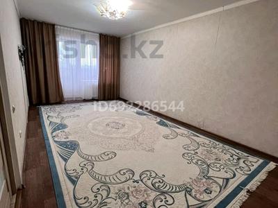 2-бөлмелі пәтер, 57 м², 4/10 қабат, мкр 12 60 — ТД Аида, 56 школа, 51 гимназия, бағасы: 18.5 млн 〒 в Актобе, мкр 12