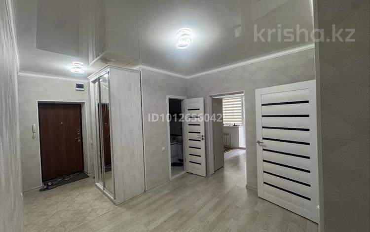 2-бөлмелі пәтер · 80 м² · 2/5 қабат, мкр Астана 5/1 — Мкр Астана, бағасы: 220 000 ₸ в Уральске — фото 2