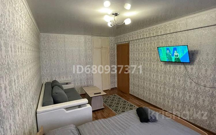 1-комнатная квартира, 33 м², 3/5 этаж посуточно, Бурова за 8 000 〒 в Усть-Каменогорске — фото 2