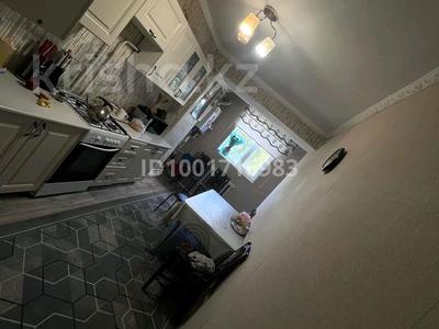 4-комнатная квартира · 90 м² · 2/2 этаж, Абая1 17 — Школа Мухтар Арына,садик Алтын уя за 14 млн ₸ в Актобе, жилой массив Жилянка