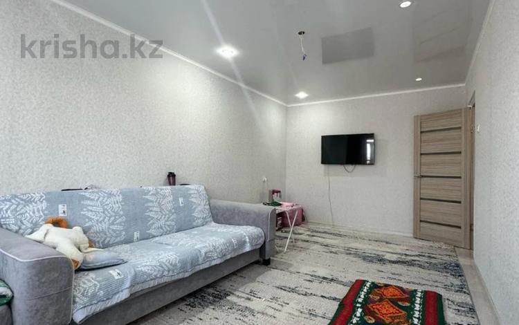 2-комнатная квартира · 45 м² · 4/5 этаж, мкр Айгуль, Матросова за 15 млн 〒 в Уральске — фото 2