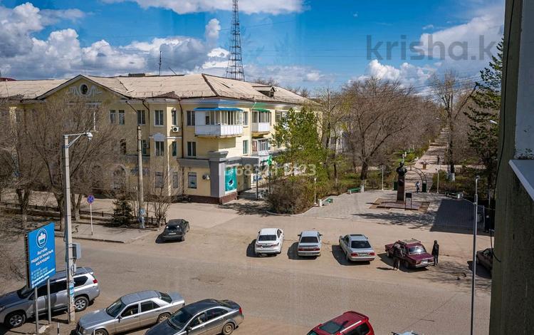 1-комнатная квартира, 37 м², 3/4 этаж посуточно, Старый город 39 — Остановка Акация за 10 000 〒 в Актобе, Старый город — фото 15