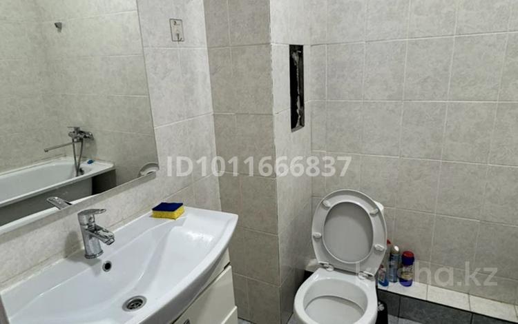 1-бөлмелі пәтер · 64 м² · 2/5 қабат, мкр. Алтын орда 228 — Рядом ресторан Гаража, бағасы: 150 000 ₸ в Актобе — фото 2
