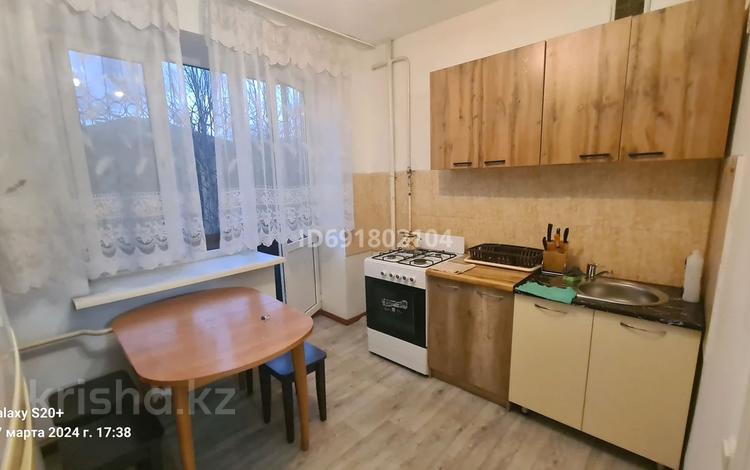 3-комнатная квартира, 77 м², 2/4 этаж помесячно, Шевченко 18 — Достык