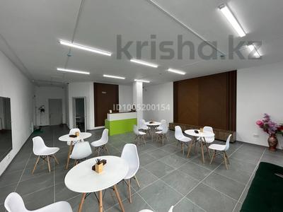 Офисы, магазины и бутики, салоны красоты, образование · 94 м² за 400 000 〒 в Актобе, мкр. Алтын орда