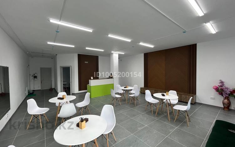 Офисы, магазины и бутики, салоны красоты, образование · 94 м² за 400 000 ₸ в Актобе, мкр. Алтын орда — фото 2