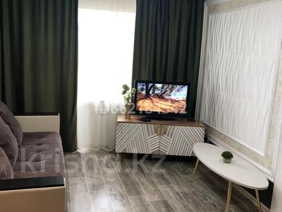 1-комнатная квартира, 42 м², 3/5 этаж посуточно, Бухар-жырау 48 за 12 000 〒 в Караганде, Казыбек би р-н