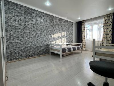 3-комнатная квартира · 64 м² · 5/5 этаж, Майкудук, 18й микрорайон — Ул. Бабушкина за 14 млн 〒 в Караганде, Алихана Бокейханова р-н