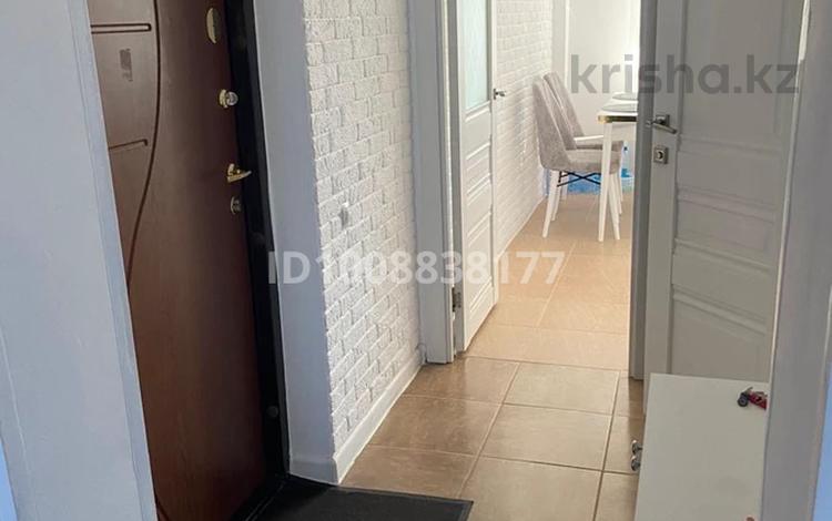 2-комнатная квартира · 80 м² · 5/5 этаж, мкр Нурсая, 36 дом 44 — Үй АПЕК және НИШ оқу орталығына жақын орналасқан. Үйге керекті құралдардың бәрі қарастырылған. Интернет, теледидар, жихаздар, кір жуғыш машинасы, ыдыс жуу машинасы, үтек, ысыту машинасы, ас бөлмесіне керекті құралдардың бәрі қарастырылған. Уй жылы, таза. за 250 000 ₸ в Атырау — фото 2