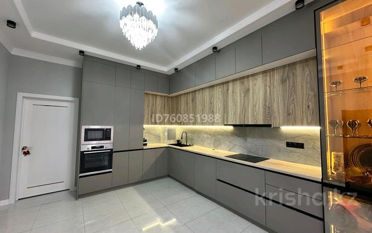 5-комнатная квартира · 191 м² · 2/10 этаж, 20-й мкр 8 участок — Возле Триумфальной Арки за 90 млн ₸ в Актау — фото 2