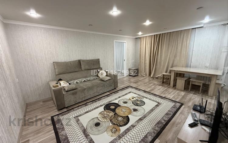 2-комнатная квартира · 65 м² · 1/5 этаж, ул. Кабанбай Батыра 107 за 15 000 ₸ в Усть-Каменогорске, Ульбинский — фото 2