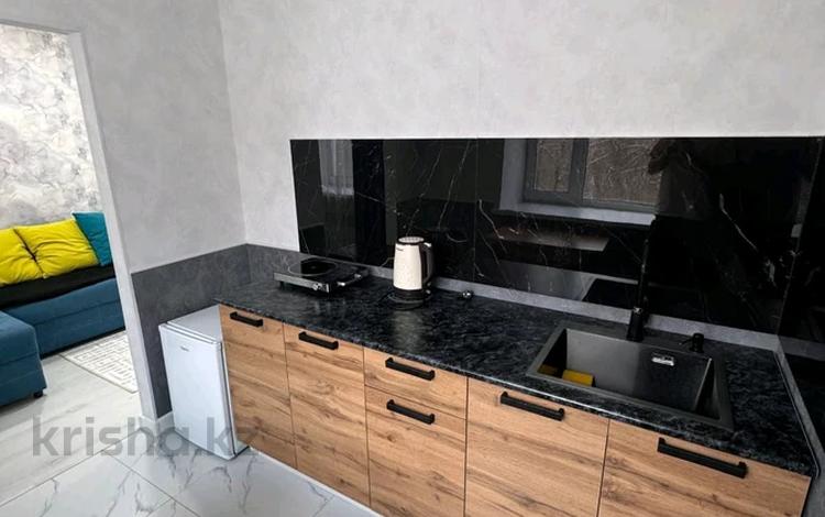 2-комнатная квартира · 43 м² · 3/5 этаж, мкр Михайловка , Касыма Аманжолова 17 — Сейфуллина, Кардиология, Макажанова, Онкология, Крылова, центральный п за 15 000 ₸ в Караганде, Казыбек би р-н — фото 2