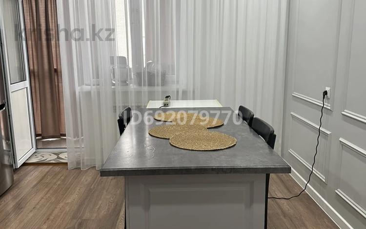 2-бөлмелі пәтер · 64 м² · 2/3 қабат, Жерұйық ш/а., Наренбаева — Маденова, бағасы: 40 млн ₸ в Атырау, мкр Жеруйык — фото 2