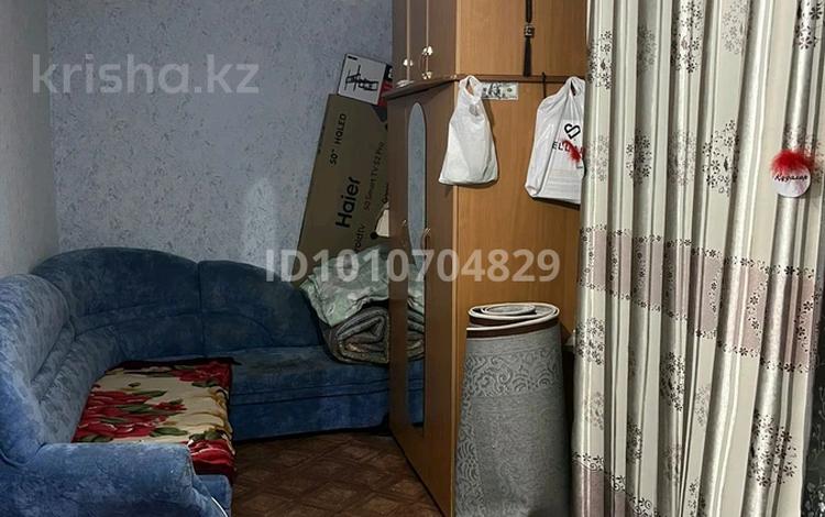 2-бөлмелі пәтер · 43 м² · 3/3 қабат, 8 марта 6 — Магазины рядом остановка, бағасы: 6 млн ₸ в Аксу — фото 2