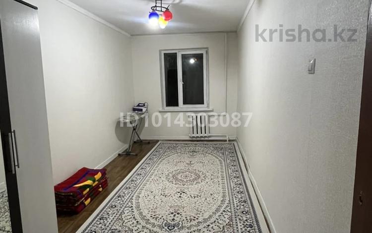 3-комнатная квартира · 60 м² · 2/5 этаж, мкр Аксай-2 10 за 300 000 ₸ в Алматы, Ауэзовский р-н — фото 2